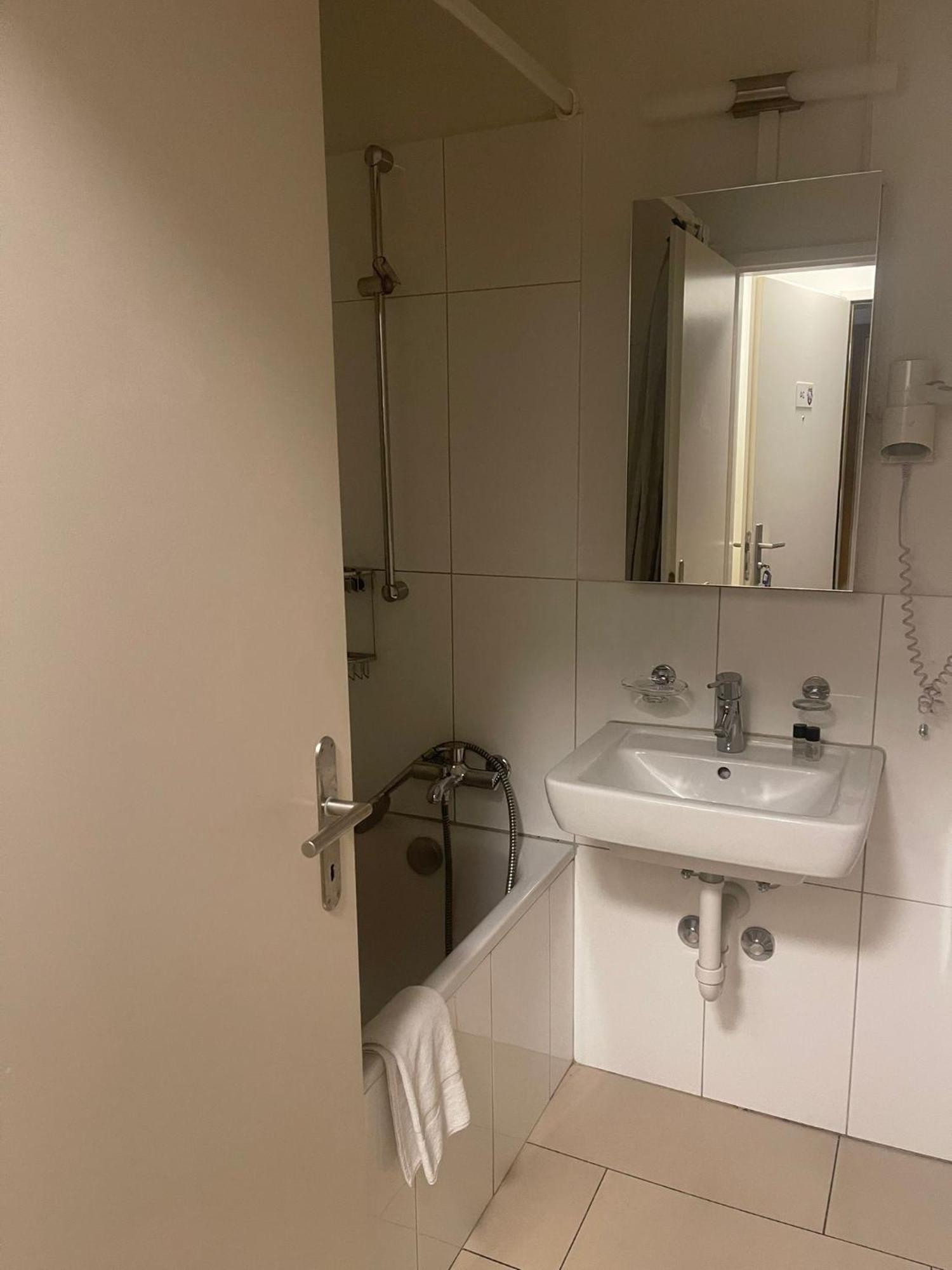 Swiss Star District 11 - Self Check-In Apartamento Zurique Exterior foto